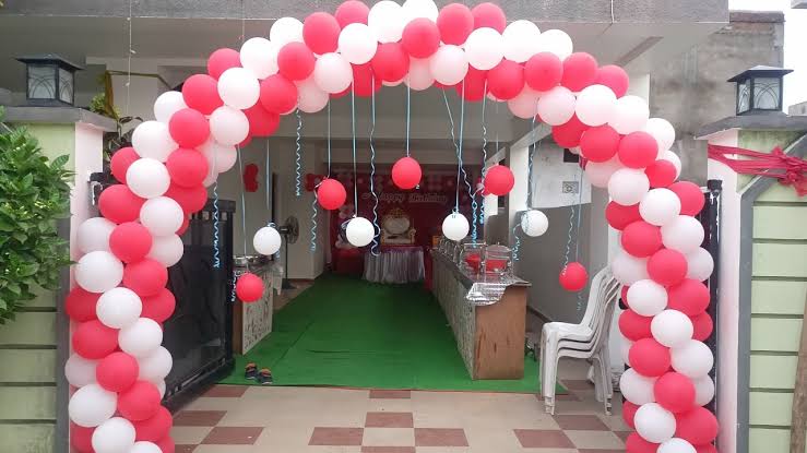 Red & White Entrance Gate – balloon and flower decoration by ARVDecor